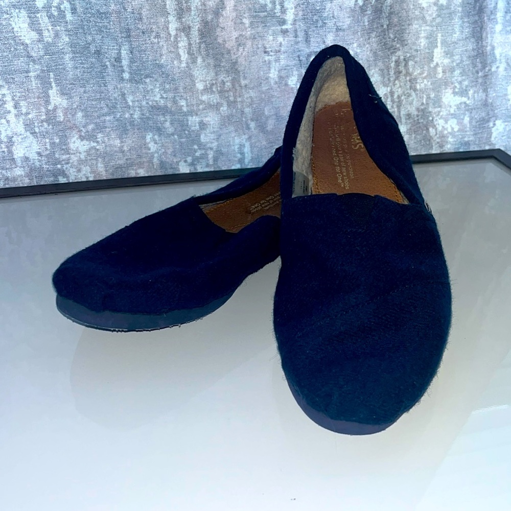 Tom’s size w8 house slippers perfect for lounging at home